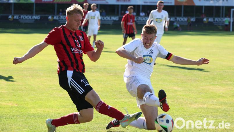 Benedikt Meckl vom SC Luhe-Wildenau (links) und Alexander Hagl von der SpVgg Landshut (rechts) beim Vorrundenspiel im Zweikampf. Der Sportclub kassierte am Samstag eine glatte 0:3-Niederlage in Landshut. Archivbild: Dieter Jäschke