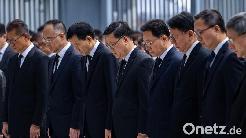 Spitzenbeamte der Regierung in Hongkong legten eine Schweigeminute für die Opfer ein. Bild: Chan Long Hei/AP/dpa
