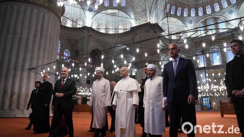 Der Papst besucht die Blaue Moschee in Istanbul - und will damit ein Zeichen für den interreligiösen Dialog setzen. Bild: Domenico Stinellis/AP/dpa