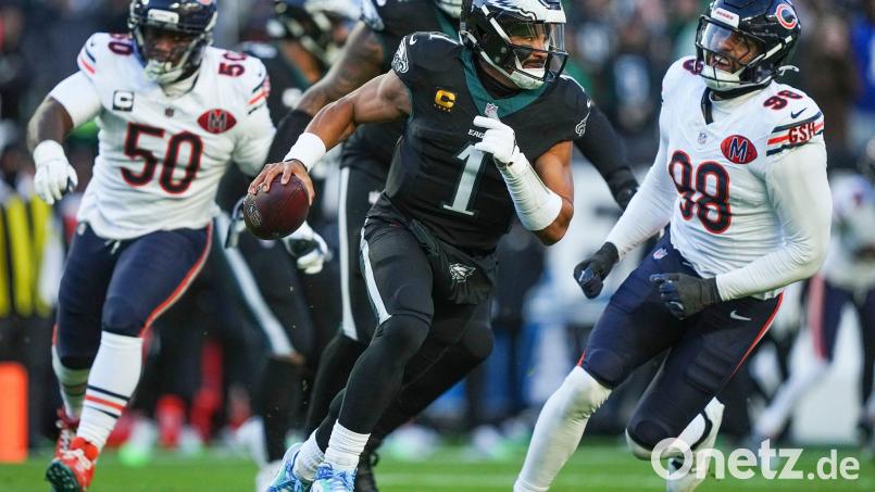 Eagles-Quarterback Jalen Hurts hatte gegen Chicago einen schweren Stand. Bild: Matt Rourke/AP/dpa