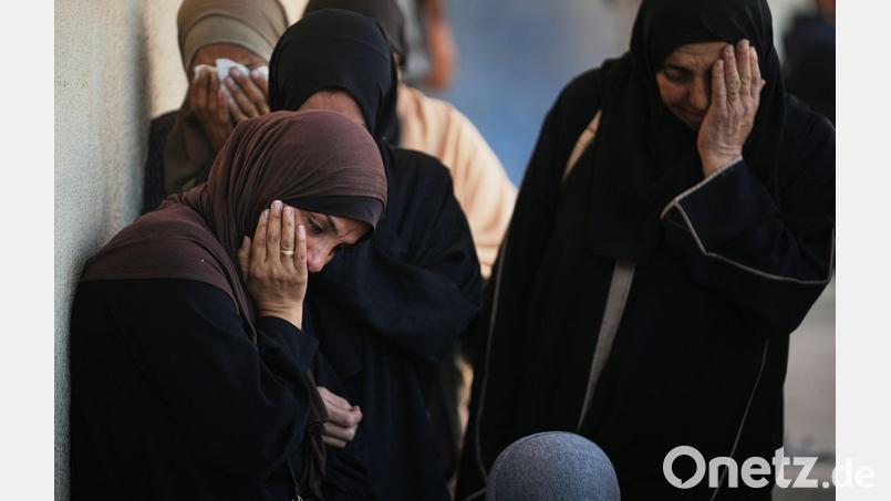 Die von der Hamas kontrollierte Gesundheitsbehörde im Gazastreifen geht davon aus, dass noch zahlreiche Tote unter Trümmern verschüttet sind. (Archivbild) Bild: Abdel Kareem Hana/AP/dpa