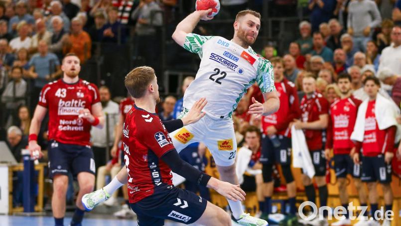 Lukas Mertens und die Bundesliga-Handballer des SC Magdeburg lösten die Pflichtaufgabe bei GWD Minden souverän. Bild: Michael Hundt/dpa