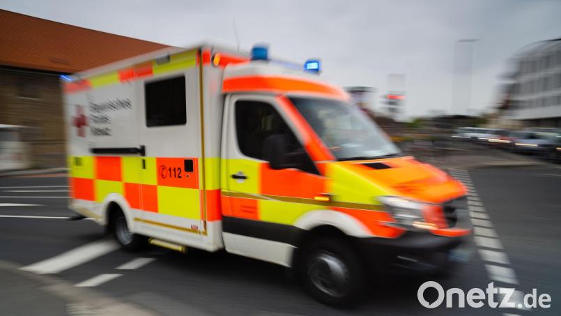 Alle Verletzten wurden durch mehrere Rettungswagen in die nächste Klinik gebracht. (Symbolbild) Bild: Nicolas Armer/dpa