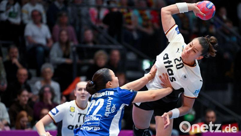 Der Einsatz von Rückraum-Ass Emily Vogel gegen Serbien ist ungewiss. Bild: Marijan Murat/dpa