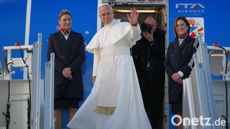 Auch der Papst ist derzeit mit einer Airbus-Maschine unterwegs. Bild: Alessandra Tarantino/AP/dpa
