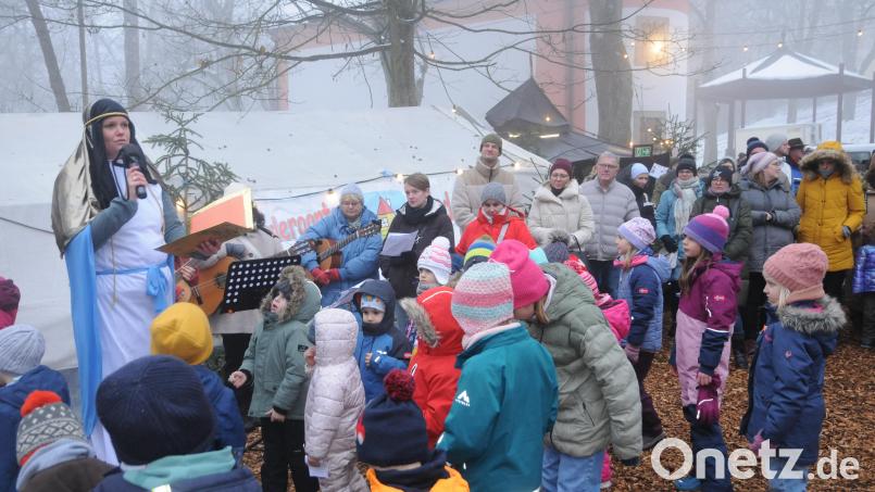 Mutter Anna begrüßte besonders die Kinder auf &quot;ihrem&quot; Berg und sang mit ihnen. Bild: ge