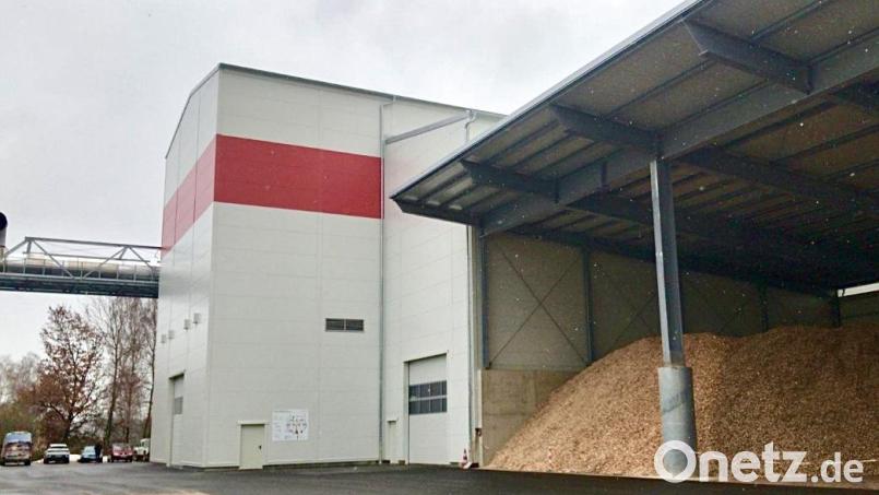 Über 28 Meter hoch ist das Biomasseheizwerk, betrieben mit Hackschnitzeln und mit einem beeindruckenden Innenleben aus Brenner und überdimensionalen Rohren. Bild: Gerhard Krones