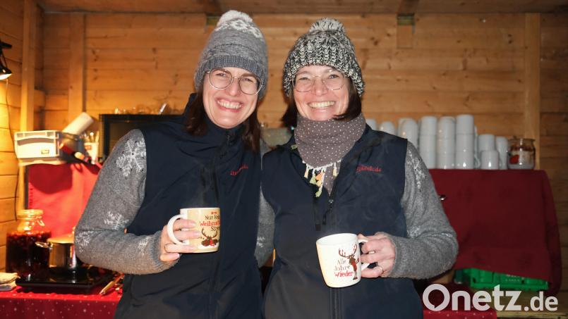 Christine Hausmann (links) und Maria Kiener (rechts) von der Feuerwehr Iffelsdorf boten nicht nur Glühwein und selbst gemachte Liköre und Marmeladen an, sondern warben auch für die 150-Jahr-Feier im kommenden Jahr. Bild: Hirsch