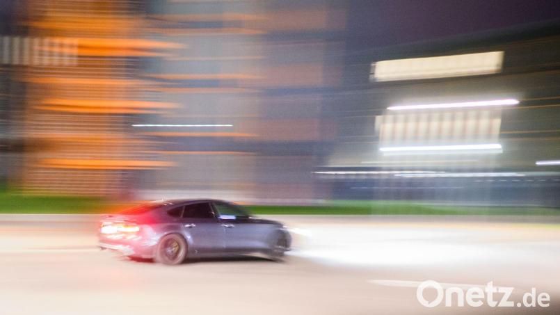 Etliche Teilnehmer des Tuning-Treffens sollen die eintreffende Polizei angegriffen haben. (Symbolbild) Bild: Julian Stratenschulte/dpa