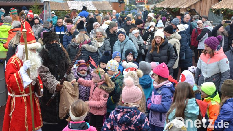 Für die Kinder gab es vom Nikolaus am Pechbrunner Weihnachtsmarkt süße Überraschungen. Bild: jr
