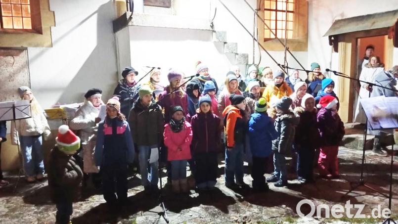 Der Singkreis und der Kinder- und Jugendchor erfreuten beim Adventsansingen. Bild: sei