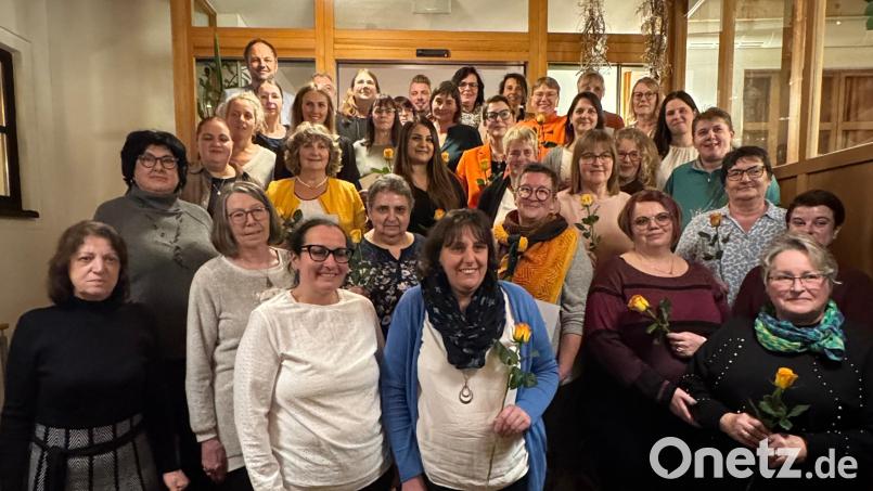 Beim Ehrenabend für langjährige Betriebszugehörigkeit wurden zahlreiche Mitarbeitende ausgezeichnet. Bild: Silvia Völkl-Renner