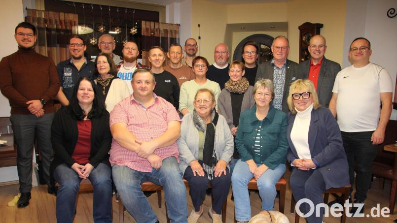 Die Kandidaten der Waldsassener SPD für die anstehende Stadtratswahl mit SPD-Kreisvorsitzednem Uli Roth (von links stehend). Bild: kro