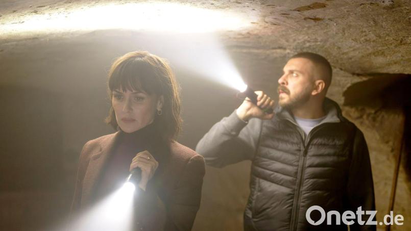 Maryam Azadi (Melika Foroutan) und Hamza Kulina (Edin Hasanovic) in einer Szene aus der Folge „Licht“ aus der Krimireihe „Tatort“ (undatiert). Die Folge „Tatort: Licht“ wird am 30.11.2025 in der ARD ausgestrahlt. Bild: Tatiana Vdovenko/HR/Sommerhaus/ARD/dpa