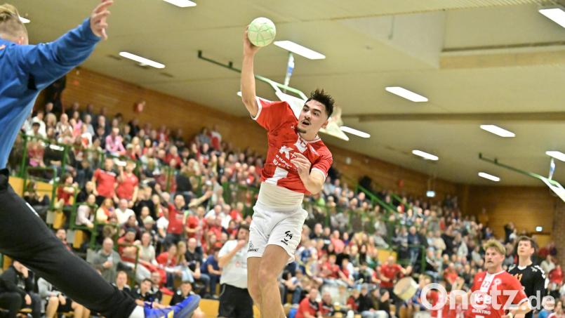 Nino Heckerott vom HC Sulzbach-Rosenberg kann in dieser Szene gegen Torhüter Christian Wismeth von der HG Amberg verwandeln. Mit ihm kam die HG Amberg bei der Derbyniederlage in Sulzbach so garnicht klar. Bild: Hubert Ziegler