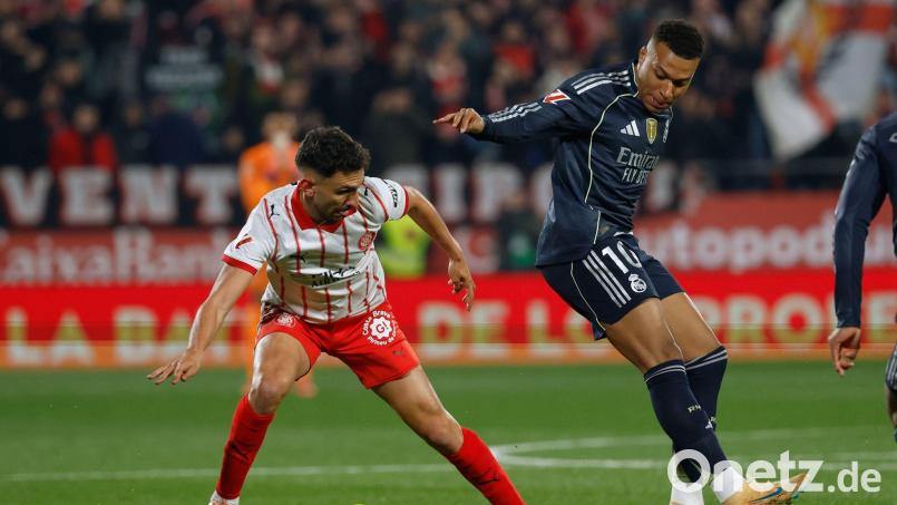 Kylian Mbappé (r) traf per Strafstoß für Real Madrid. Bild: Joan Monfort/AP/dpa