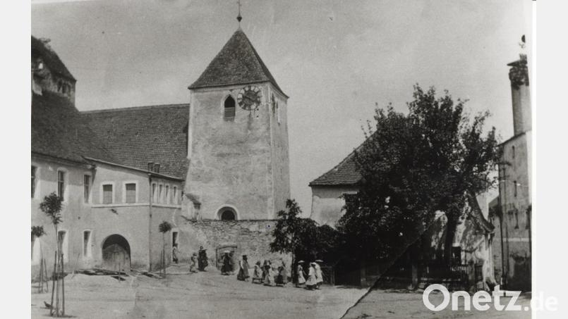 Die Historische Aufnahme zeigt die Kirche, das Gemeindehaus und die Wehrmauer in Kohlberg, Anfang der 1920er-Jahre. Archivbild: jml