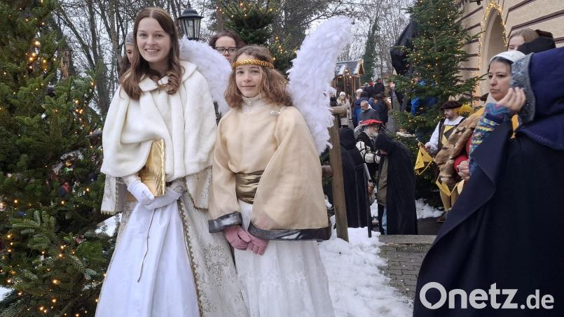 Christkind Luca-Anna (15) und Engelchen Seraphina (11) übernehmen bei der Markteröffnung eine wichtige Funktion. Bild: jua