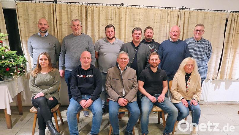 Die Kandidaten der Unabhängigen Freien Wählergemeinschaft Friedenfels für die anstehende Gemeinderatswahl im März 2026, mit Bürgermeister Oskar Schuster (vorne mitte), der für eine weitere Amtszeit nominiert wurde. Bild: bsc