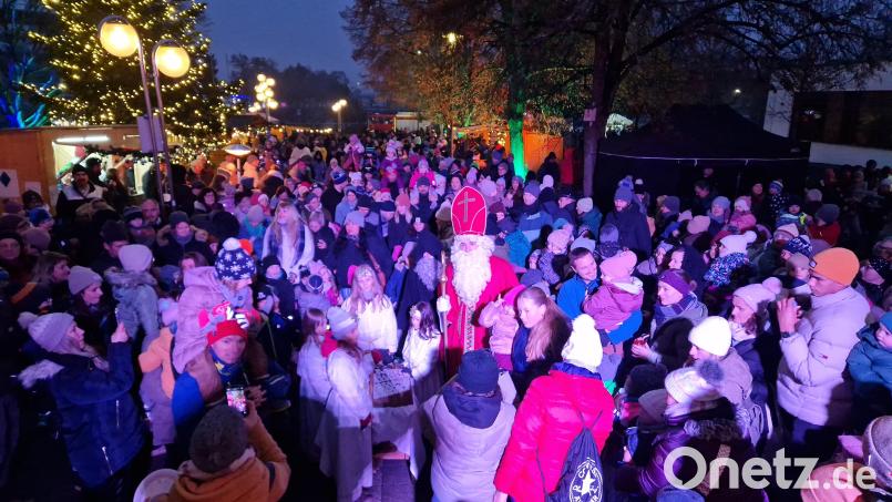 Er darf nicht fehlen: Der Nikolaus mit seinen Engeln inmitten einer Kinderschar. Bild: mab