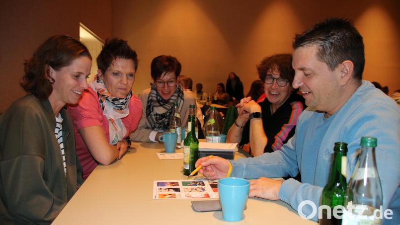 Nina Richter (links) vom Team &quot;Die Schönen und das Biest&quot; war zum ersten Mal am Quiz-Abend und sie fühlte sich gleich wohl. Bild: sne