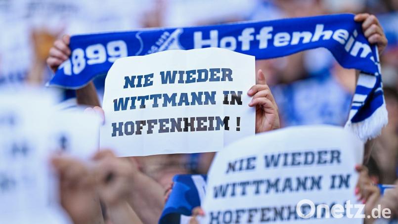 Fans der TSG Hoffenheim protestieren gegen den Einfluss von Spielerberater Roger Wittmann Bild: Uwe Anspach/dpa