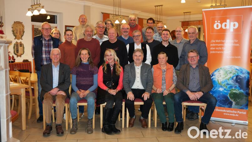 Die Ökologisch-Demokratische Partei (ÖDP) nominiert die Bewerber für die Kreistagswahlen im März 2026. Sitzend die Listenführer. Bild: Hirsch