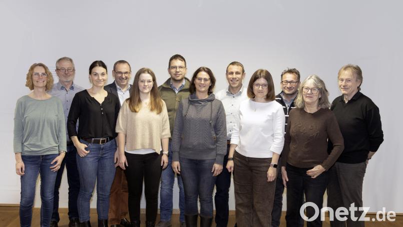 Stefan Erndt (Fünfter von rechts) führt die Bewerberliste der FWG Flossenbürg an. Bild: Norbert Völkl