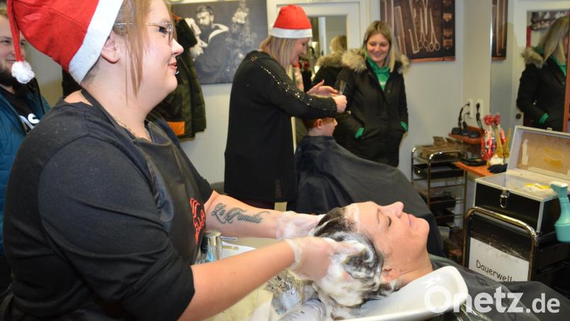 Auch in diesem Jahr wird das Friseurteam im Salon Günther im Akkordtempo Köpfe verschönern. Am 5. Dezember findet die Benefiz-Haarschneideaktion "Styling gegen Krebs" statt. Bild: dob