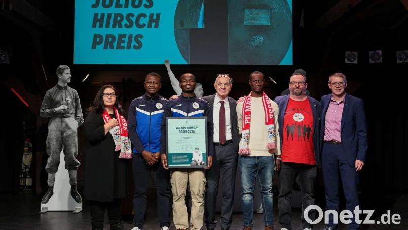 Der FC Mainaustrasse ist einer der Preisträger des Julius-Hirsch-Preises 2025. Das Bild zeigt Vertreter des Vereins mit den Verbandsfunktionären. Bild: BFV