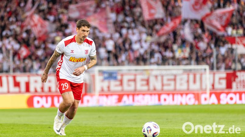 Adrian Fein und der SSV Jahn Regensburg unterlagen gegen Hansa Rostock. Archivbild: Sascha Janne