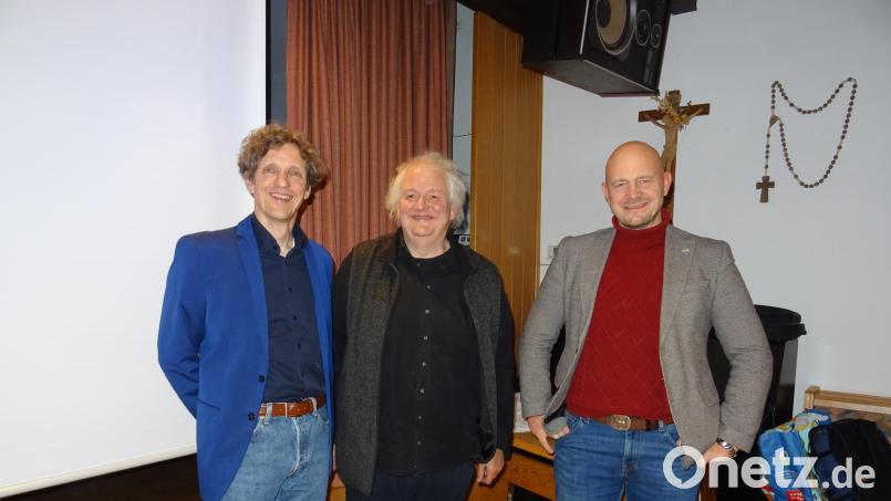 Er begeisterte mit seinem Vortrag beim Friedhofförderverein: Professor Peter Schmidt (links), daneben Vorsitzender Roland Blumenthaler und Stadtbaudirektor Stefan Büttner. Bild: Prechtl