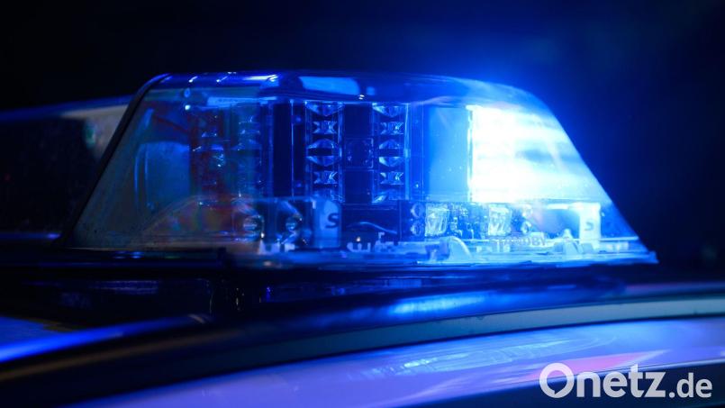 Rettungskräfte befreien einen eingeklemmten Mann aus seinem Wagen - er überlebt den Unfall nicht. (Symbolbild) Bild: Julian Stratenschulte/dpa