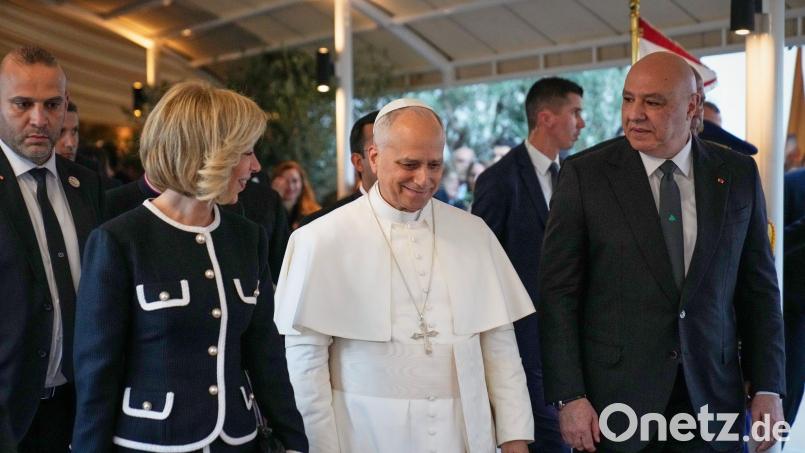 Bei seinem Besuch im Libanon traf Papst Leo XIV. den Präsidenten des krisengeschüttelten Landes, Joseph Aoun (r.). Bild: Hussein Malla/AP/dpa