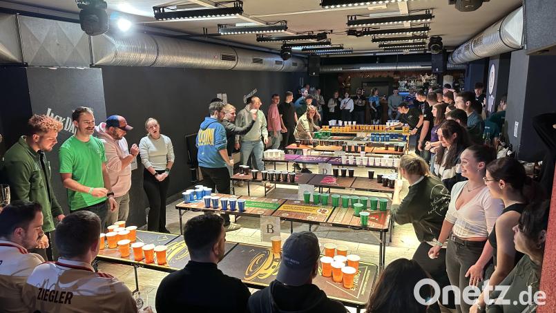 Ran an die Tische: Zwei mal zehn Becher, acht Tische und jede Menge Tischtennisbälle. Bild: ero