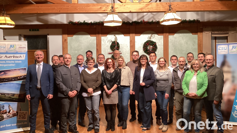 Auf dem Bild von links: MdL Dr. Harald Schwartz, Muzaffer Ertürk, Thomas Riedhammer, Bernhard Hinteregger, Stefan Egerer, Johannes Lindner, Sandra Trenz, Markus Neukam, Daniela Rieger, Klaus Riede, Theresa Lengenfelder, Michael Lehnert, Birgit Barth, Johannes Lindenberger, Claudia Kormann, Lukas Brendel, Alexander Kroher (CSU-Ortsvorsitzender in Michelfeld), Fabian Gottschalk, Gisela Tirsch, Sebastian Schertl, Siegfried Neukam Bild: mzi