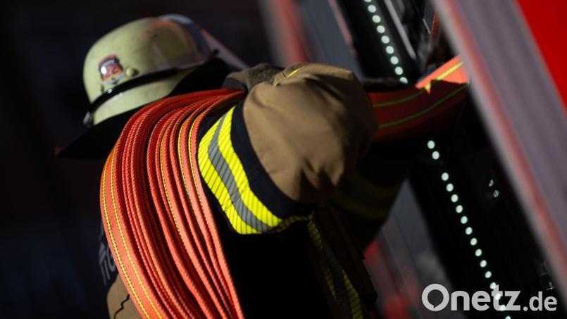Feuerwehrleute müssen bei den Löscharbeiten Teile des Gebäudes abtragen. (Symbolbild) Bild: Marijan Murat/dpa