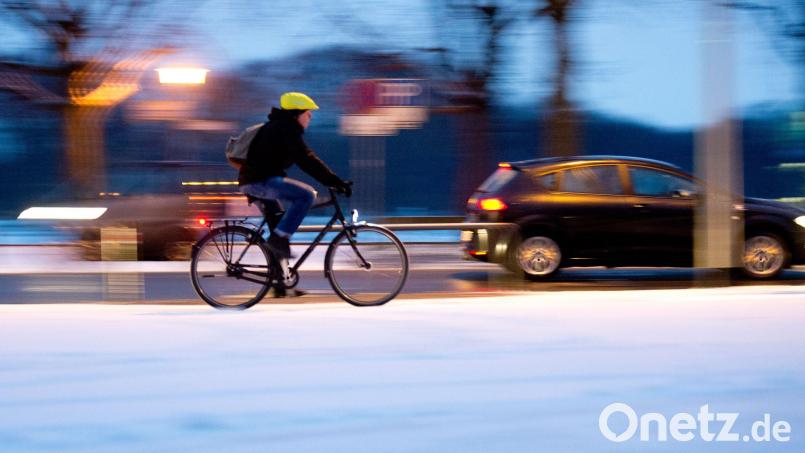 Ein Radfahrer in Weiden wird nach einem Sturz handgreiflich und verletzt einen Fußgänger. Die Polizei ermittelt. Symbolbild: Julian Stratenschulte/dpa/dpa-tmn