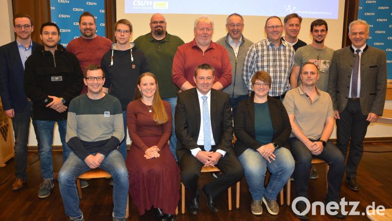 Mit diesen Kandidaten will die CSU-CWG die absolute Mehrheit im Marktrat von Bad Neualbenreuth verteidigen. Vorne, Mitte: Christian Hebert. Bild: jr