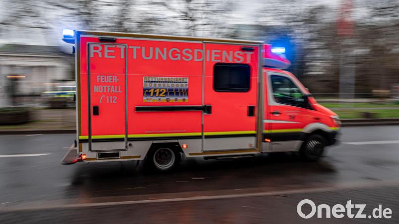 Eine 71 Jahre alte Fußgängerin stirbt nach einem Unfall im Krankenhaus. (Symbolbild) Bild: Fabian Strauch/dpa