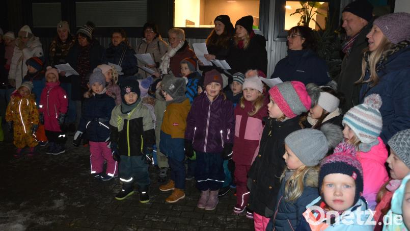 Die Kinder des Kindergartens St. Hedwig bereicherten mit Musikbeiträgen den Start des Adventsschaufensters in Mitterteich. Bild: jr