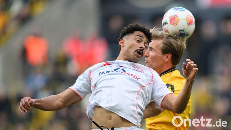 Der Düsseldorfer Emmanuel Iyoha (l.) wurde im Spiel in Dresden rassistisch beleidigt. Bild: Robert Michael/dpa
