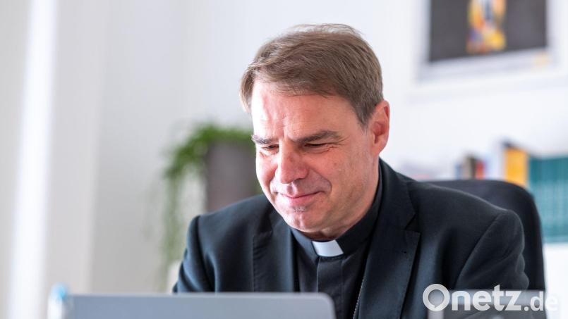 Bischof Stefan Oster will die Studie nun in Ruhe lesen. (Archivfoto) Bild: Armin Weigel/dpa