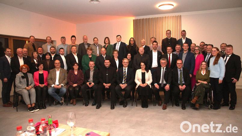 Der CSU-Kreisverband Schwandorf nominierte die Kandidaten für die Kommunalwahlen im kommenden Jahr. Sitzend die Erstplatzierten auf der Liste. Bild: Hirsch