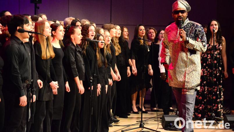 Mano Michael versteht es, seinen Chor und das Publikum gleichermaßen zu begeistern. Bild: Kunz