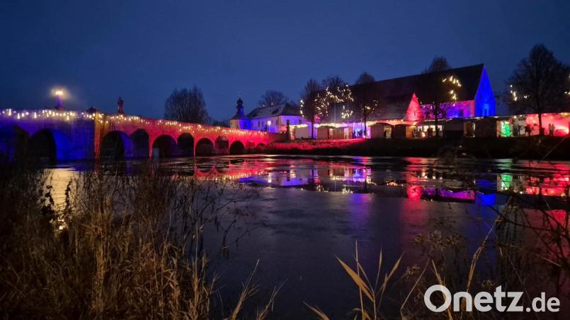 In diesem Jahr erstrahlte der Kunsthandwerkliche Weihnachtsmarkt Tirschenreuth in gleich zwei Farben, in Rot und Blau. Erstmals präsentiert wurde die Farbe der Beleuchtung bei der Eröffnung am Samstag. Bild: ubb
