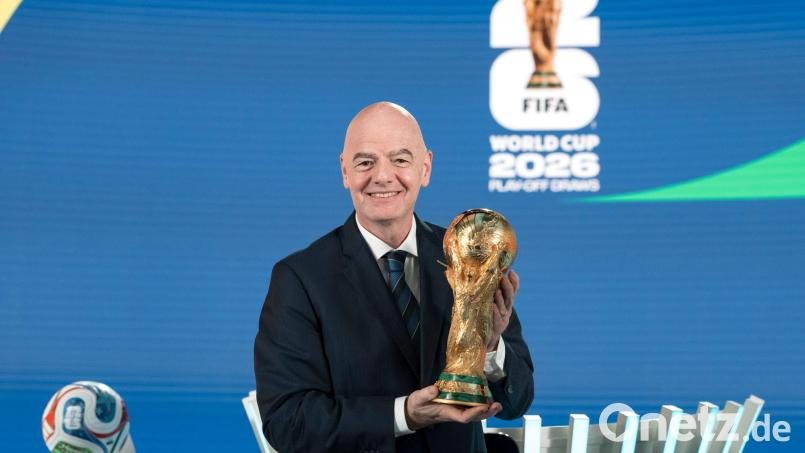 FIFA-Präsident Gianni Infantino präsentiert den WM-Pokal. (Archivbild) Bild: Claudio Thoma/KEYSTONE/dpa