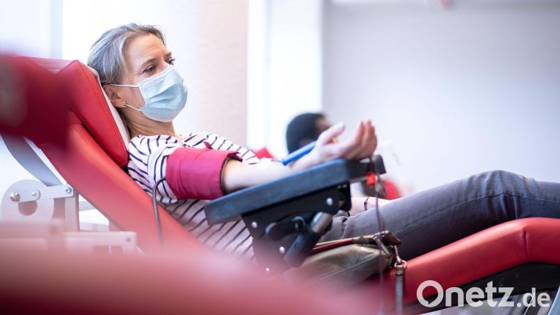 Das Landesamt für Digitalisierung, Breitband und Vermessung in Waldsassen stellt seine Räumlichkeiten dem Blutspendedienst des Bayerischen Roten Kreuzes zur Verfügung. Symbolbild: Marius Becker/dpa