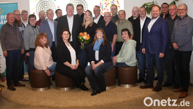 Wer von den Kandidaten der Freien Wähler Stadtrat wird, entscheiden die Wähler. Bei der Nominierungsversammlung stellten sich die Frauen und Männer einzeln vor. Bernhard Schmidt (stehend, Achter von links) bewirbt sich um den Posten des Bürgermeisters. Bild: wro