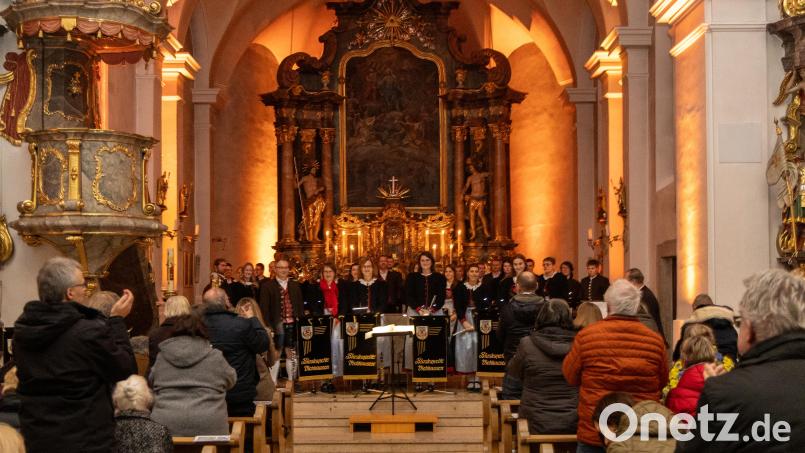 Applaus ohne Ende: Stehende Ovationen zum Abschluss des Konzerts. Bild: Roland Wellenhoefer